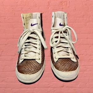 VINTAGE NIKE - SNAKE SKIN MATERIAL / SUEDE - SIZE 5.5Y